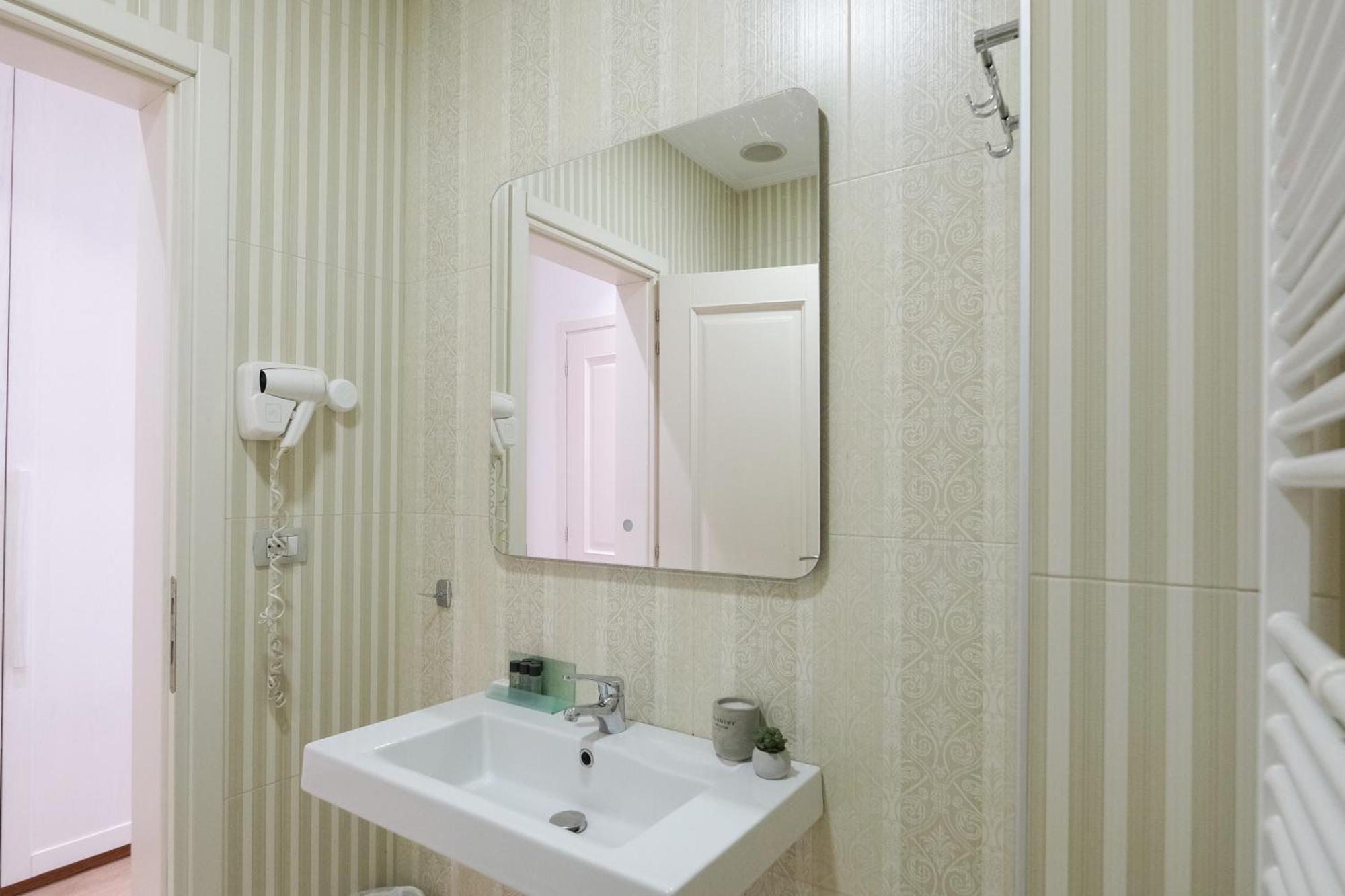 Golden City Hotel , Tirana Esterno foto